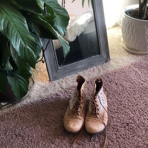 Brown boot with lace